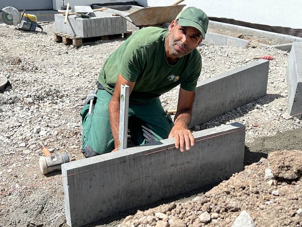 Setzen von Randsteinen auf einer Baustelle von LINDENLAUB Murr