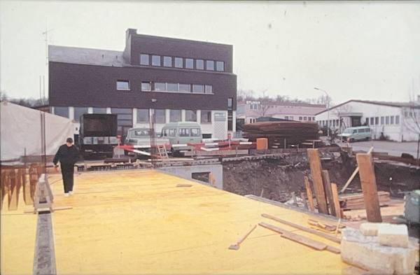 1990 – Neubau