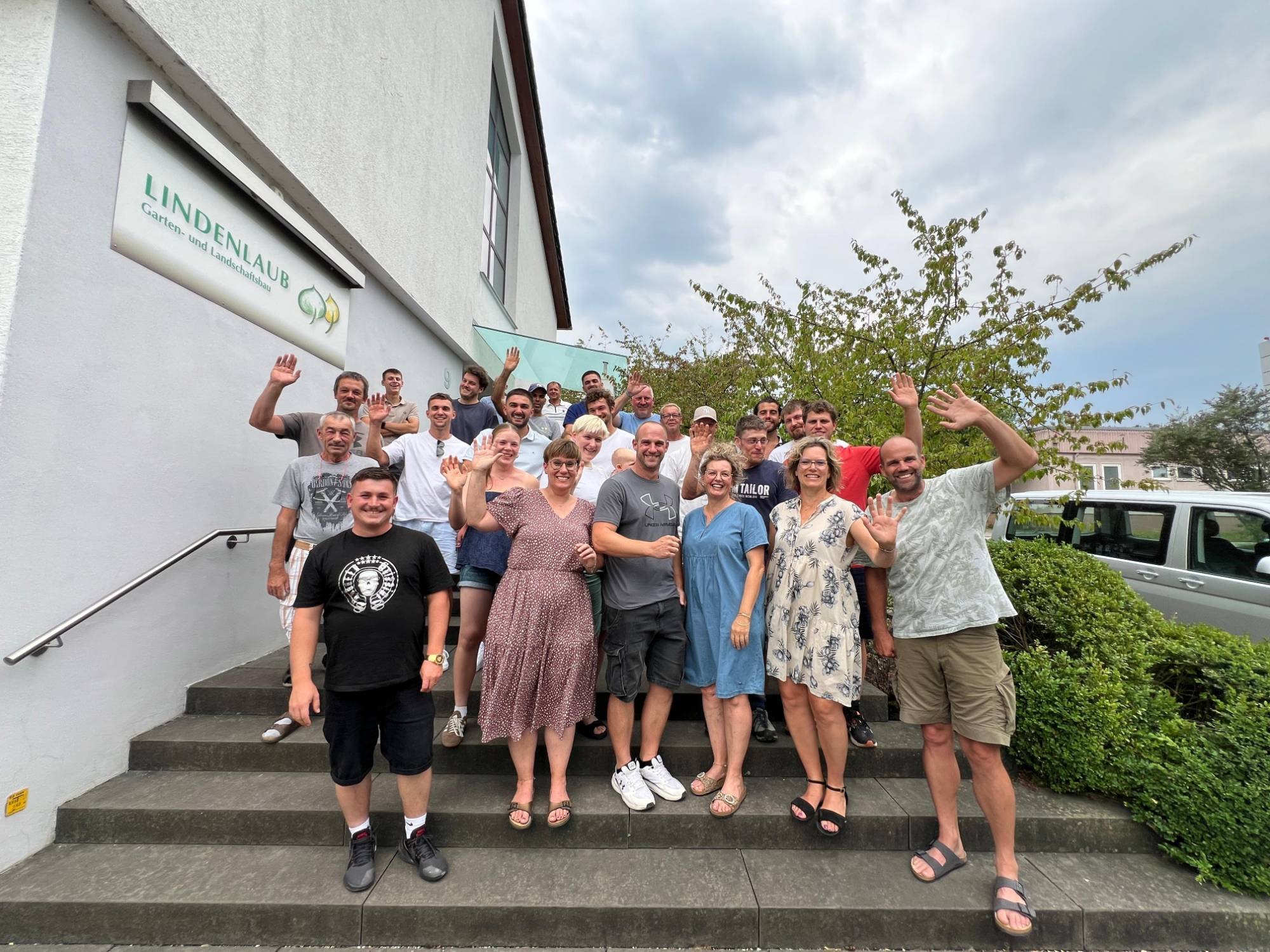 Das Team von LINDENLAUB Murr vor dem Betriebsgebäude